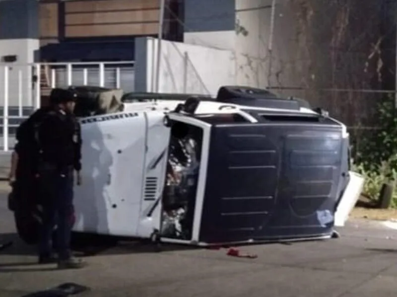 Fallece conductor de una camioneta luego de perder el control y volcar en Uruapan