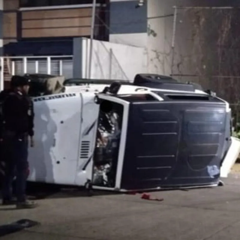 Fallece conductor de camioneta luego de perder el control y volcar en Uruapan; presenta heridas de bala