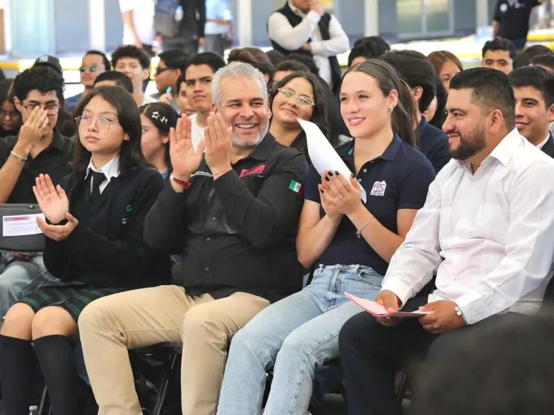 Firma Bedolla iniciativa para garantizar por ley D4ta, datos gratis para estudiantes de prepa y universidad