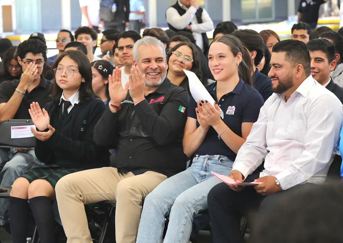 Firma Bedolla iniciativa para garantizar por ley D4ta, datos gratis para estudiantes en Michoacán