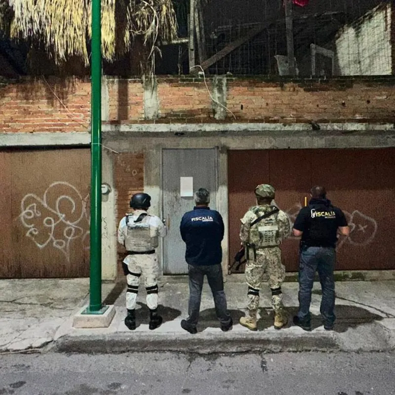 Fiscalía General ejecuta tres cateos en Morelia; asegura más de mil 400 dosis de metanfetamina y detiene a tres personas