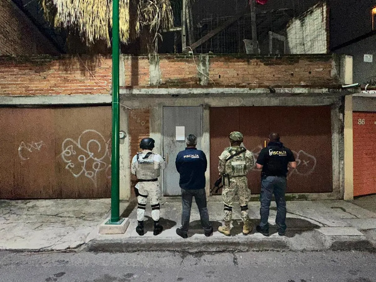 Fiscalía General ejecuta tres cateos en Morelia; asegura más de mil 400 dosis de metanfetamina