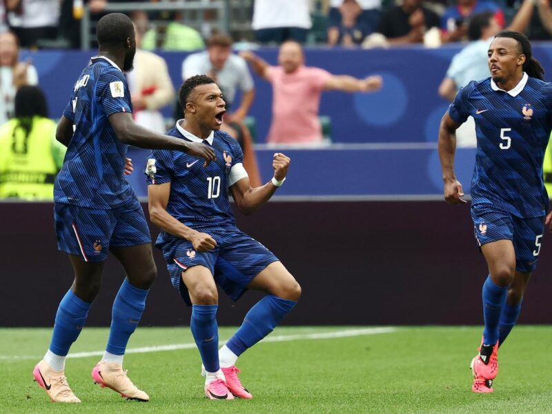 En juego pasado por tormenta y suspendido, Francia doblegó 3-0 a Irak para clasificar a la siguiente ronda