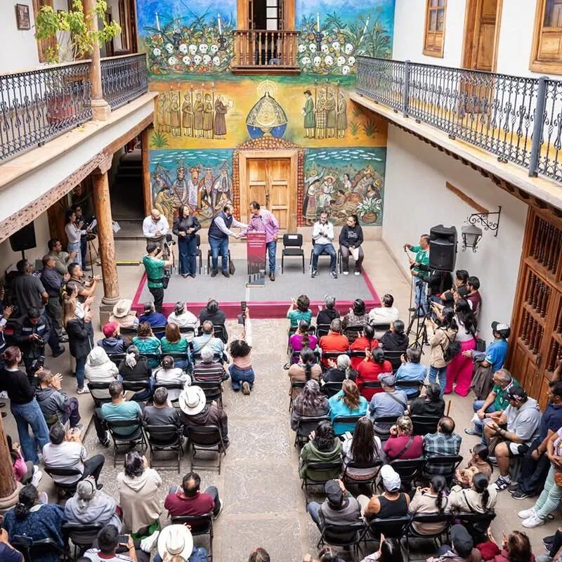 Gobierno Michoacán entrega apoyos por casi 7 mdp a comerciantes del Mercado de Pátzcuaro