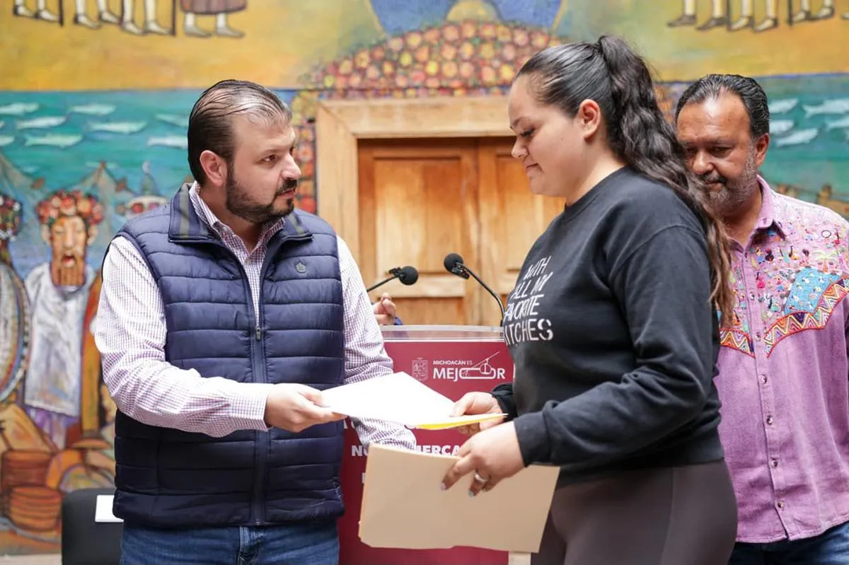Gobierno Michoacán entrega apoyos a comerciantes del Mercado de Pátzcuaro