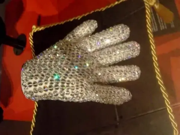 Guante icónico de Michael Jackson es vendido en subasta por 113.737 euros