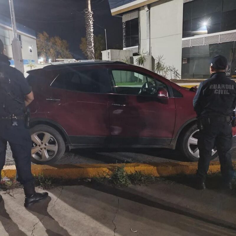 Guardia Civil detiene a dos hombres en aparente posesión de sustancias y aseguró una camioneta con reporte de robo