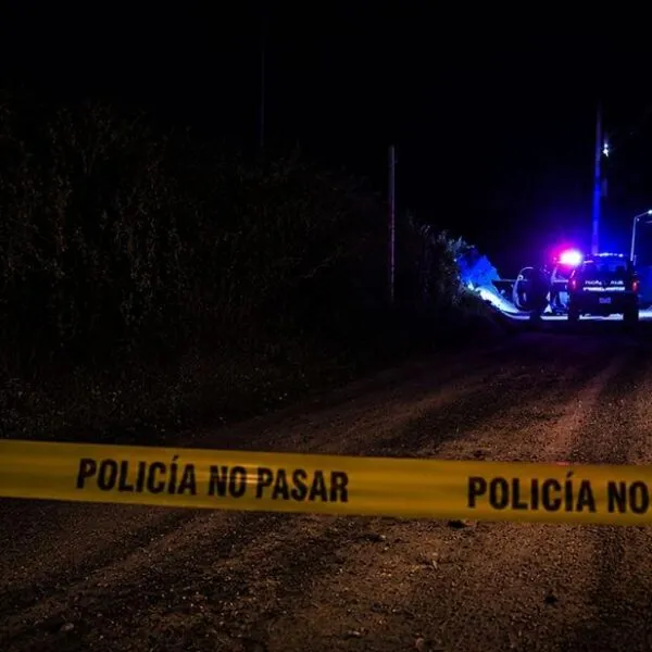 Localizan a un hombre sin vida y con lesiones por artefacto explosivo en Apatzingán