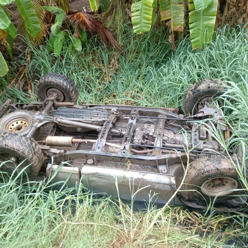Localizan a dos hombres sin vida al interior de una camioneta que volcó en Lázaro Cárdenas