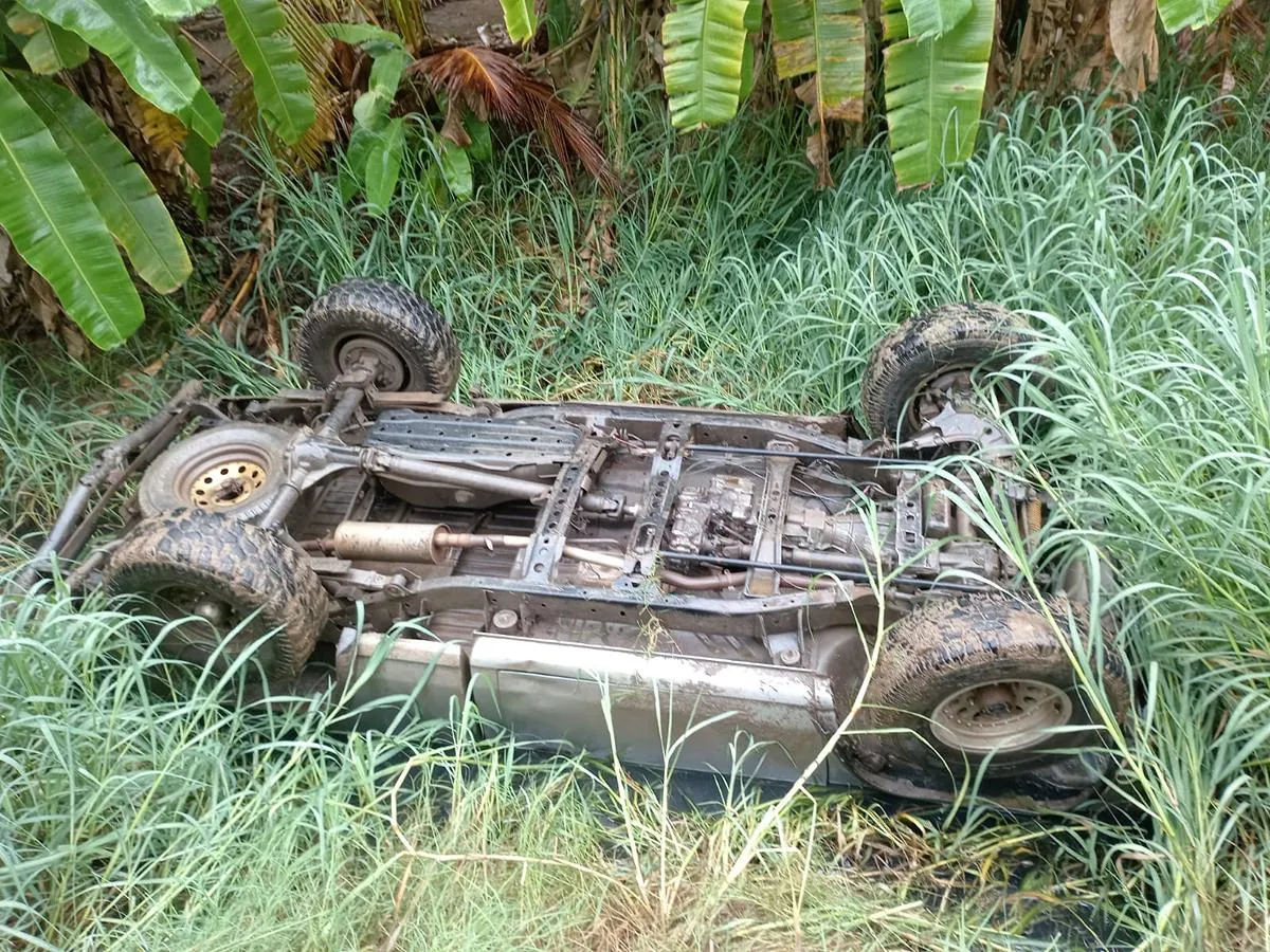 hombres sin vida camioneta volcada Lázaro Cárdenas