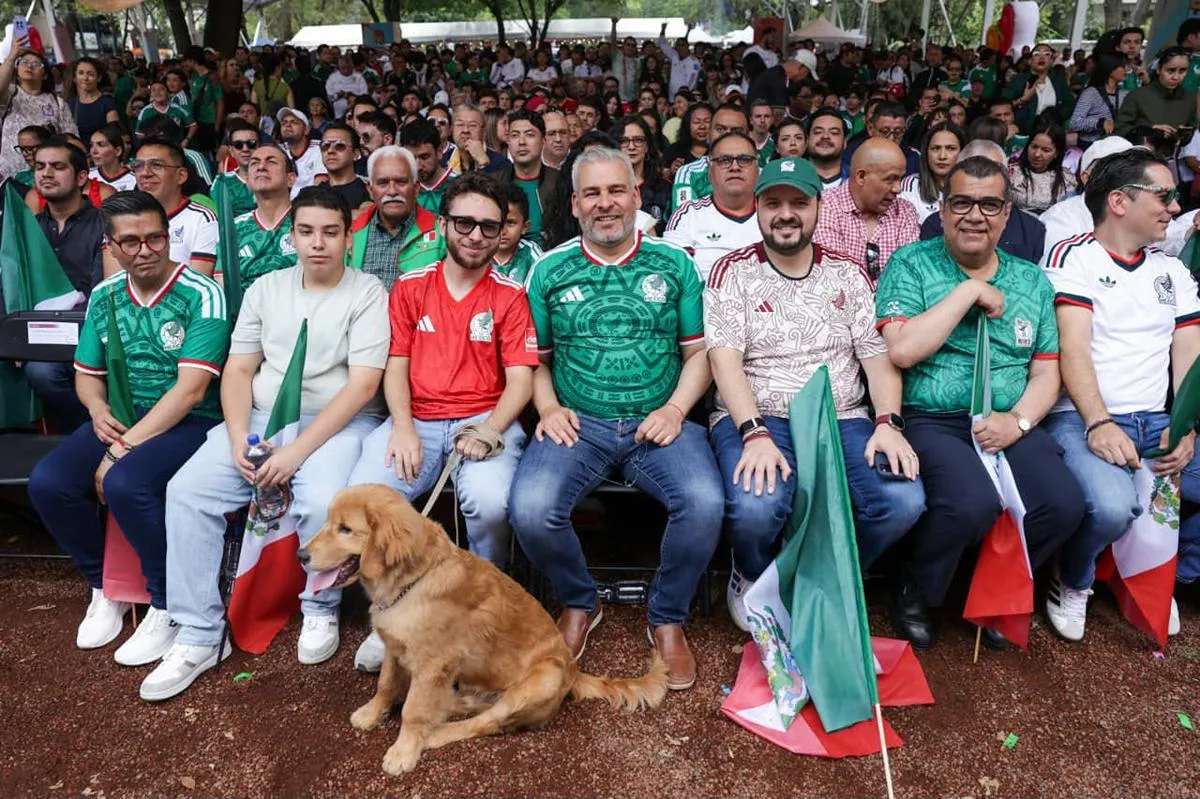 Inaugura Bedolla el Jalo Futbolero con pantalla gigante