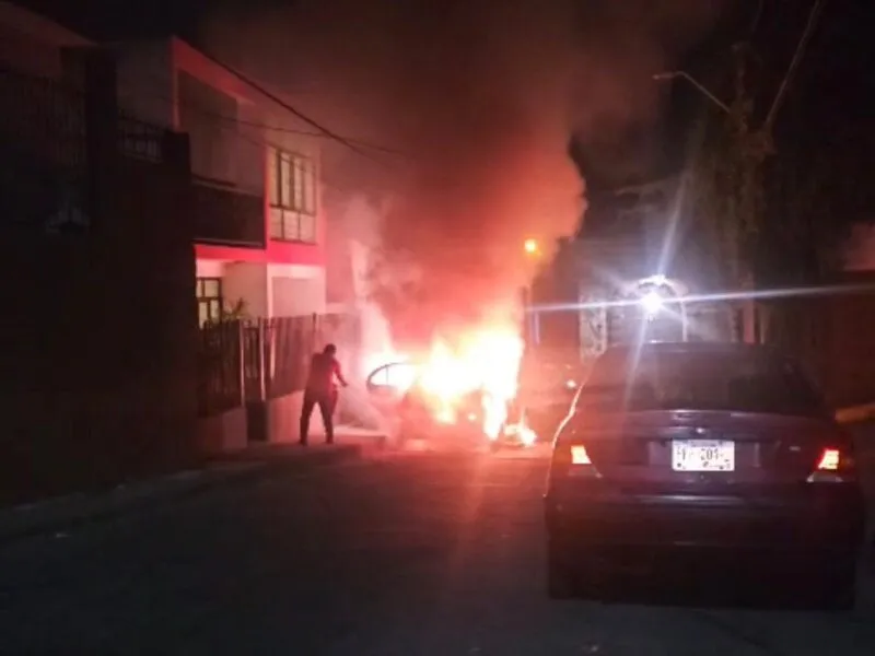 Incendian unidad de taxi en Uruapan; no se reportan víctimas mortales