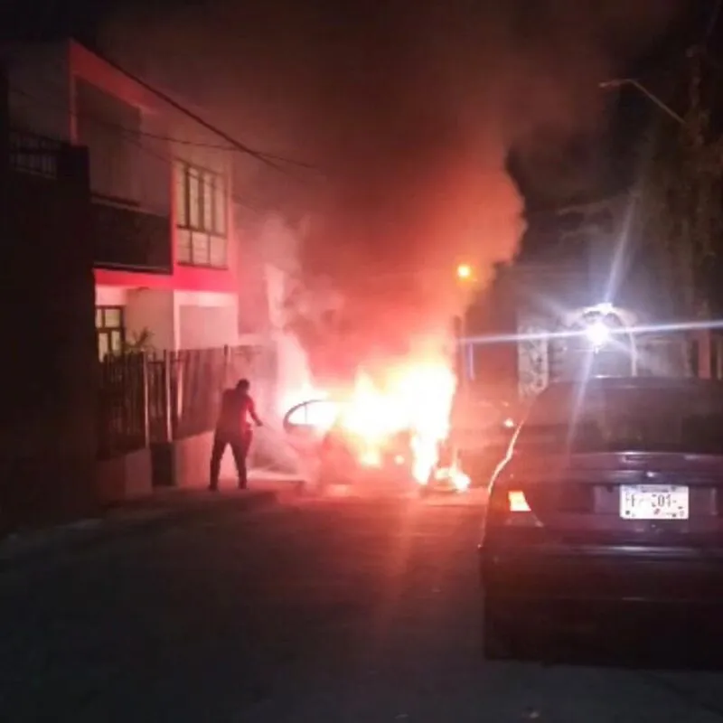 Incendian unidad de taxi en Uruapan; no se reportan víctimas mortales