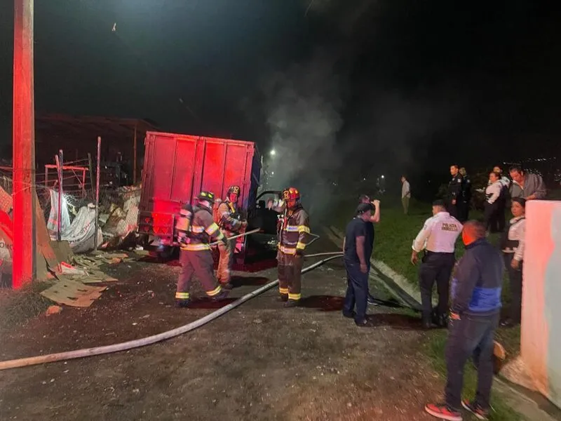 Incendio arrasa con parte de una recicladora de plástico en Morelia; no se reportan víctimas mortales