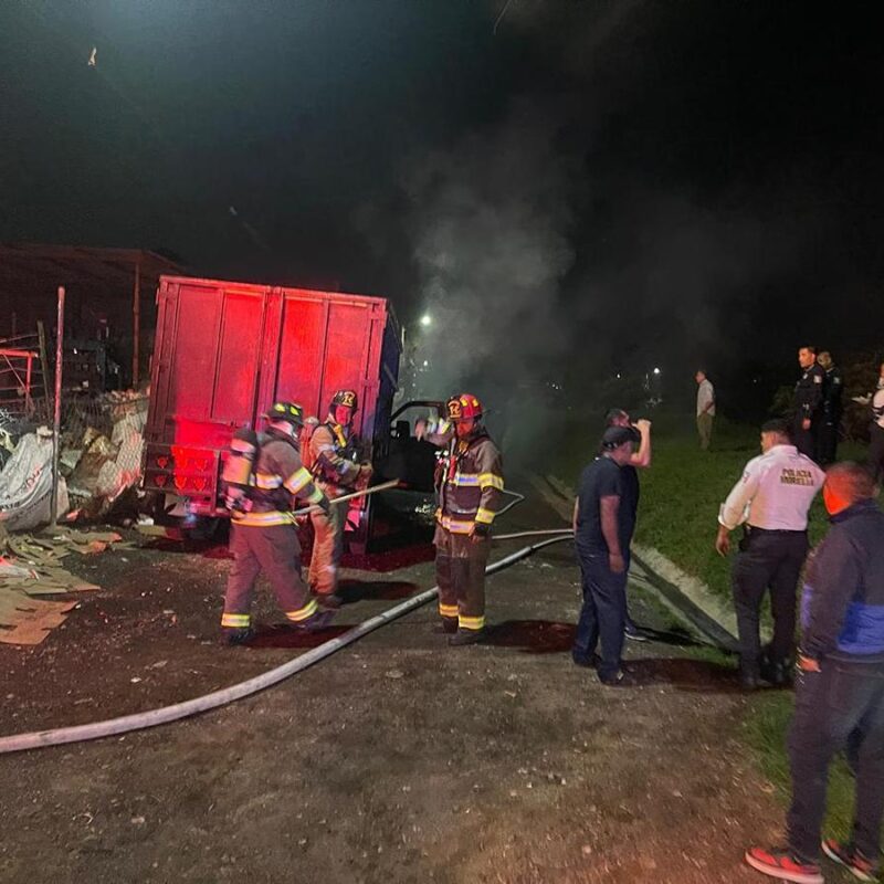 Incendio arrasa con parte de una recicladora de plástico en Morelia; no se reportan víctimas mortales