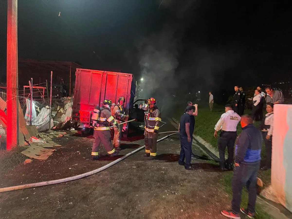 Incendio arrasa con parte de una recicladora de plástico en Morelia; no se reportan víctimas mortales