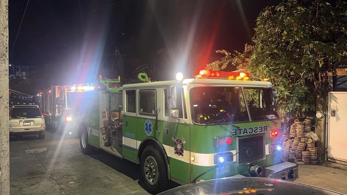 Incendio consume una maderería en Uruapan; se reportan solo daños materiales