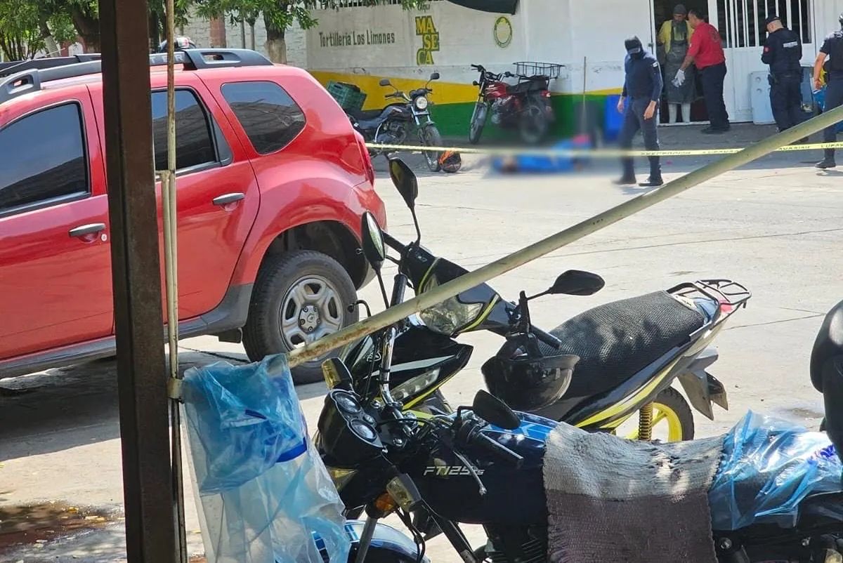 joven repartidor es asesinado a balazos por motocicleta en Apatzingán