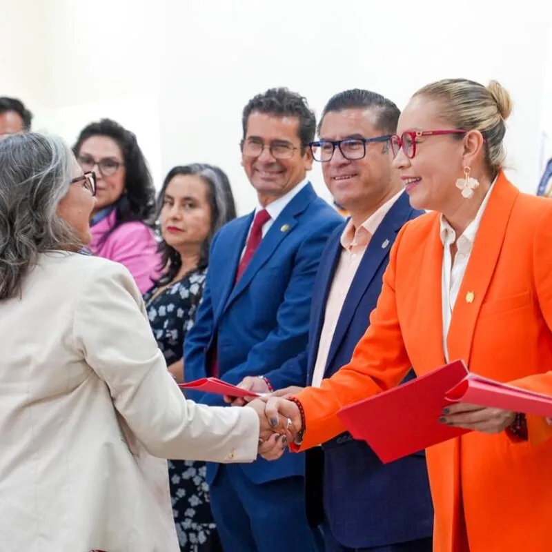 Justicia laboral a docentes nicolaitas; Yarabí Ávila entrega nombramientos de materias definitivas
