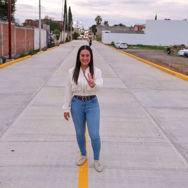 La transformación llega a Valle Verde con la rehabilitación y pavimentación de la calle 5 de Febrero: Mónica Valdez