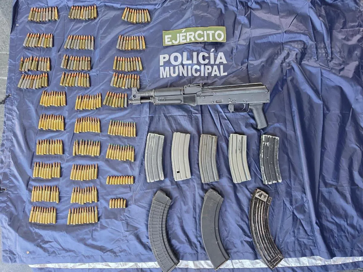 Lázaro Cárdenas: Ejército Mexicano y Policía Municipal aseguran arma y cartuchos en un vehículo