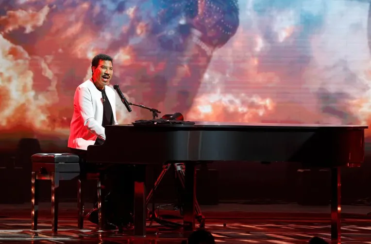 Lionel Richie es hospitalizado tras marearse en el escenario durante el concierto