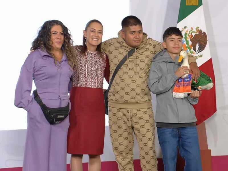 Llevan al pato Merlín a la conferencia de Sheinbaum tras viralizarse