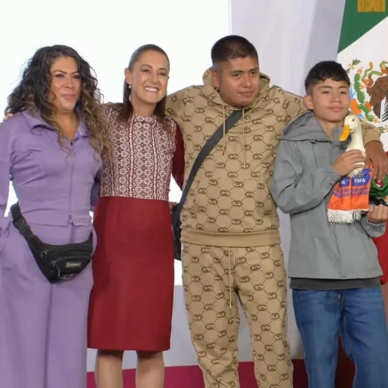 El pato Merlín, estrella viral, asiste a conferencia de Sheinbaum