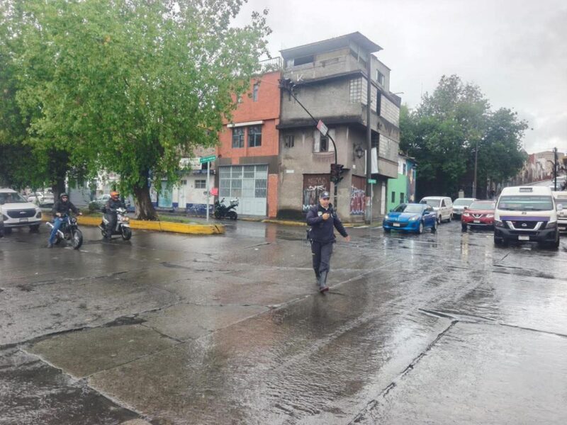 Lluvias provocan encharcamientos, fallas eléctricas y un vehículo varado en Morelia