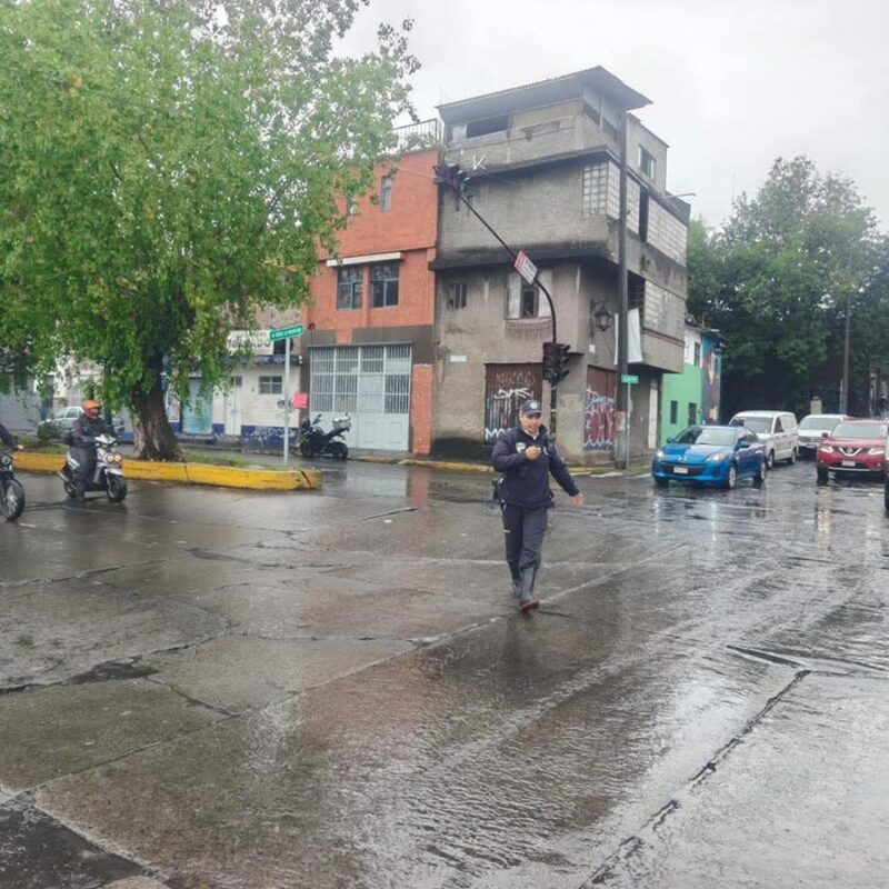 Lluvias provocan encharcamientos, fallas eléctricas y un vehículo varado en Morelia