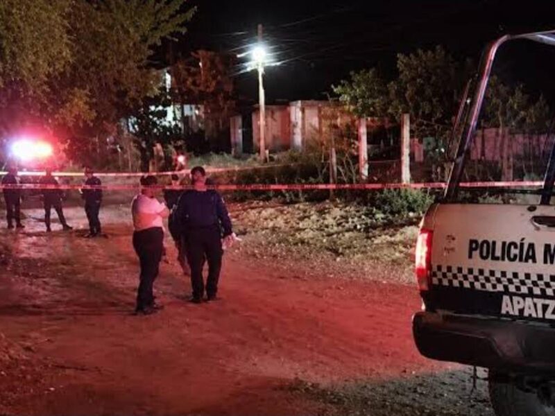 Localizan el cuerpo sin vida de un hombre a un costado de una carretera en Apatzingán