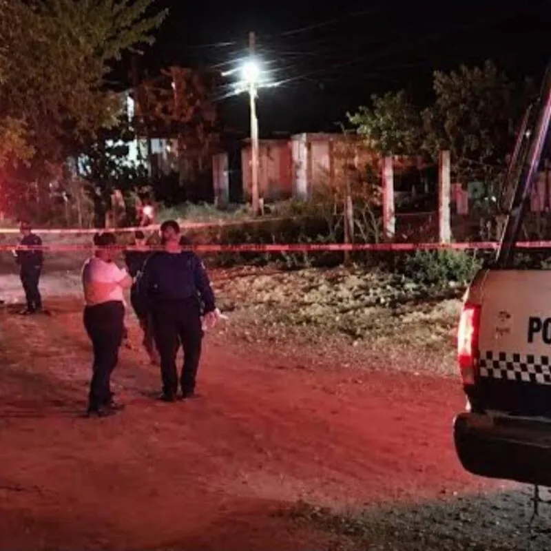 Localizan el cuerpo sin vida de un hombre a un costado de una carretera en Apatzingán