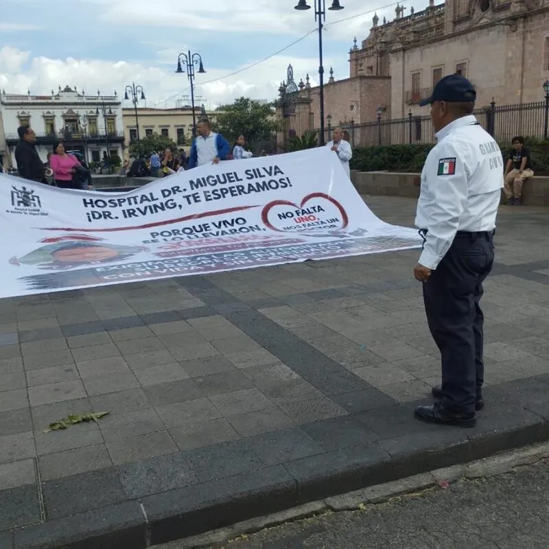 Con manifestación, médicos y trabajadores exigen la localización de uno de sus compañeros