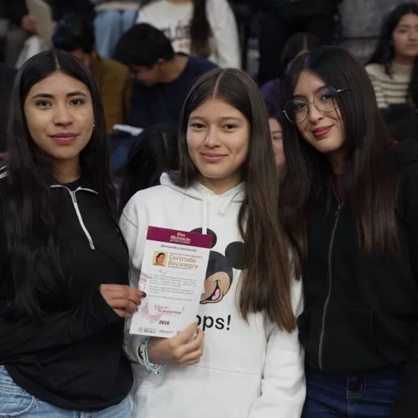 Más de 204 mil estudiantes de prepa y universidad reciben becas en Michoacán