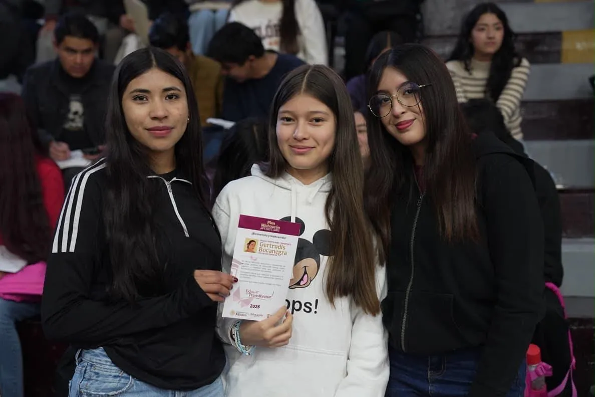 Más de 204 mil estudiantes de prepa y universidad reciben becas en Michoacán