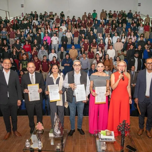 A estar informados e incidir en la generación de políticas públicas, llama el periodista Fernando Coca a estudiantes de la UMSNH