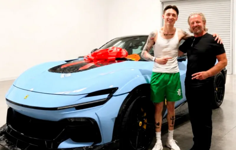 ¿Peso Pluma estrenó una Ferrari de más de 15 millones de pesos? Foto desata reacciones tras su ruptura con Kenia Os