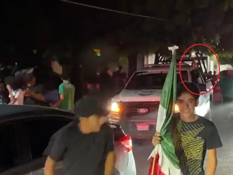 Policía dispara al aire durante festejos por triunfo de México en Apatzingán; Ayuntamiento lo suspende
