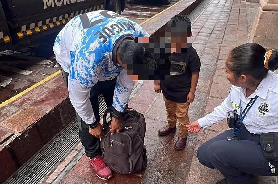 Policía Morelia localiza a menor extraviado y lo reúne con su familia