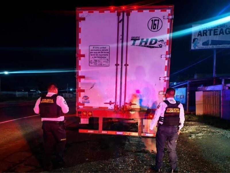Policía Morelia recupera camión robado con violencia y detiene a dos