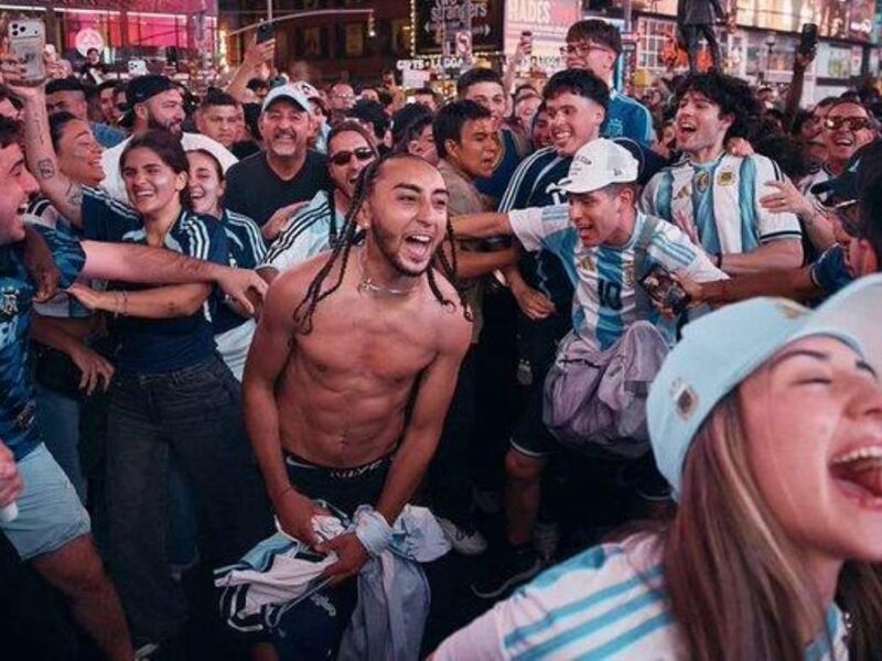 Previo al duelo entre Argentina y Argelia, aficionados de ambos equipos protagonizan riña en Times Square
