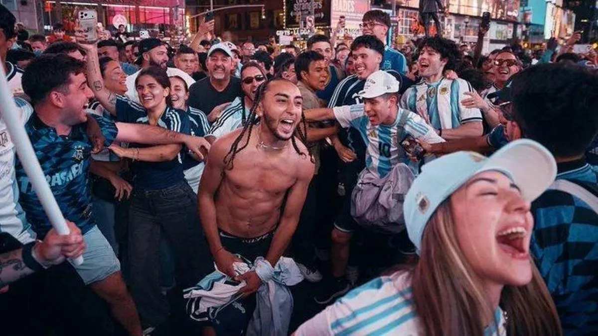 Previo al duelo entre Argentina y Argelia, aficionados de ambos equipos protagonizan riña en Times Square