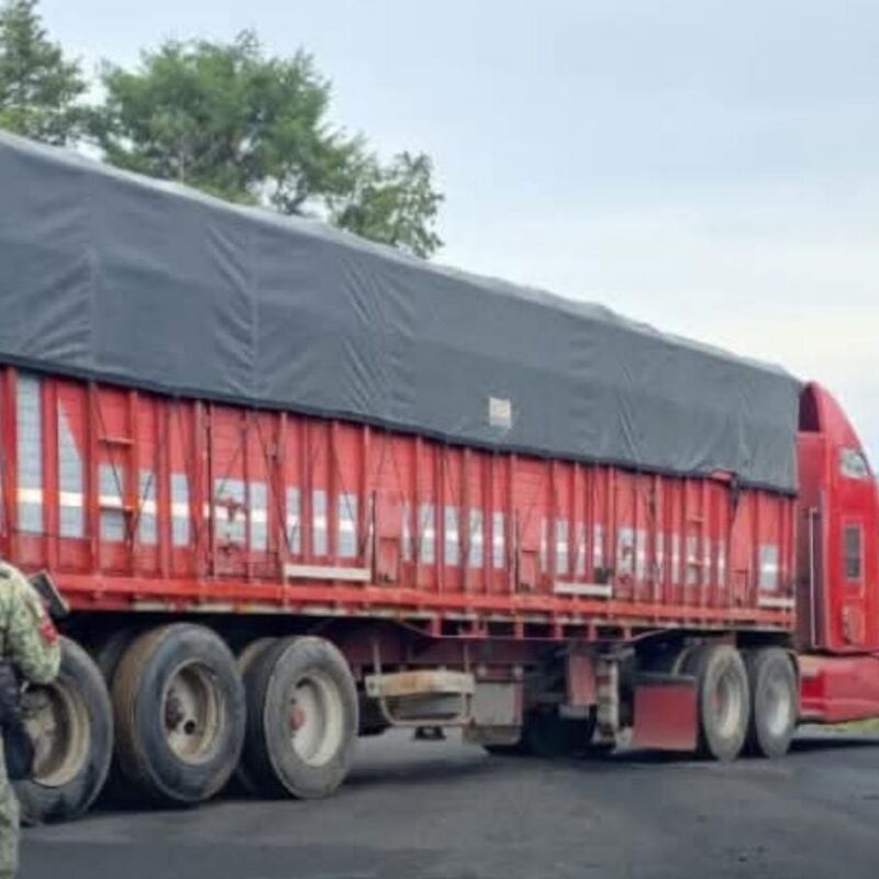 Reportan tiroteos y bloqueos viales en Cotija; autoridades despliegan operativo en la zona