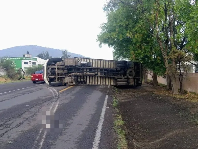 Reportan volcadura de tráiler en la carretera Morelia-Álvaro Obregón