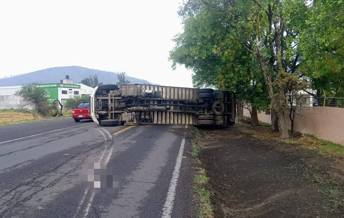 Reportan volcadura de tráiler en la carretera Morelia-Álvaro Obregón