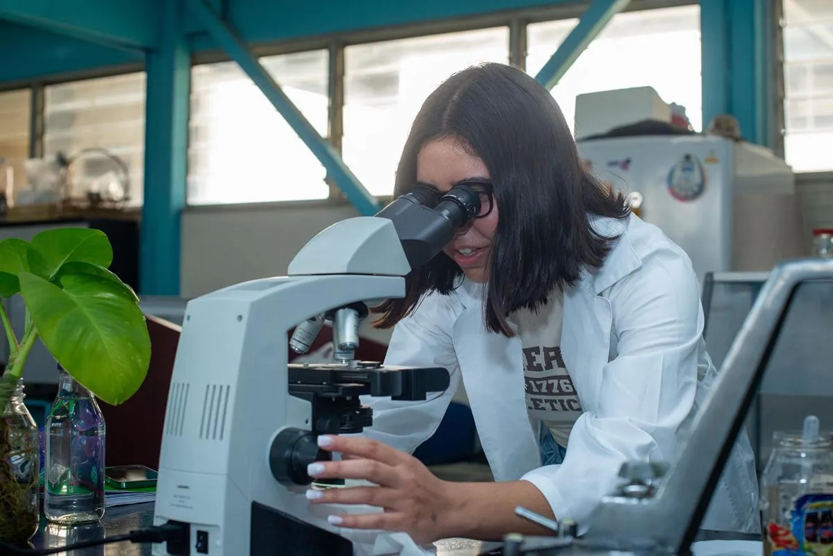 Resaltan estudiantes, apoyo a la ciencia y la investigación en la administración de Yarabí Ávila en UMSNH