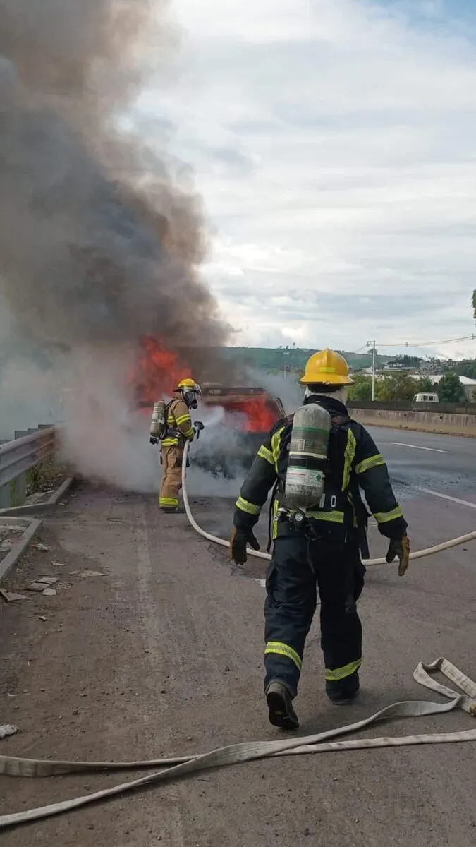 Se incendia vehículo en carretera cerca de Tarímbaro; bomberos controlan el siniestro-1