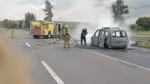Se incendia vehículo en carretera cerca de Tarímbaro; bomberos controlan el siniestro