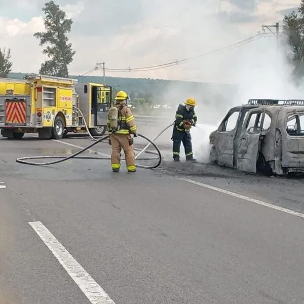 Se incendia vehículo en carretera cerca de Tarímbaro; bomberos controlan el siniestro