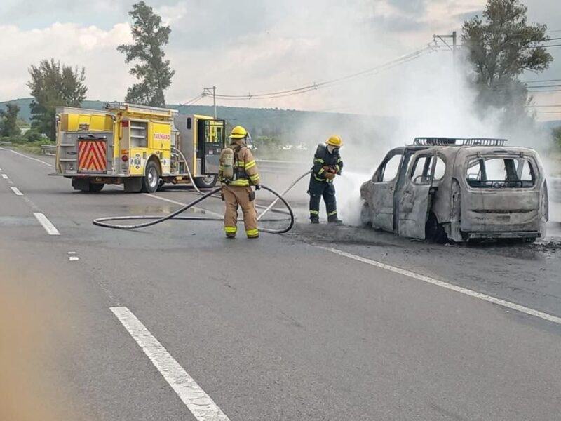 Se incendia vehículo en carretera cerca de Tarímbaro; bomberos controlan el siniestro